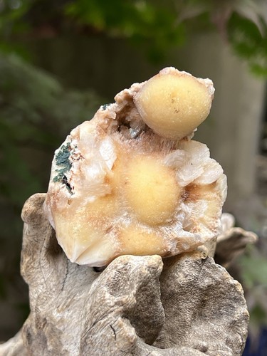 Yellow orange thomsonite - /,