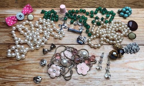Job lot costume jewellery - of,