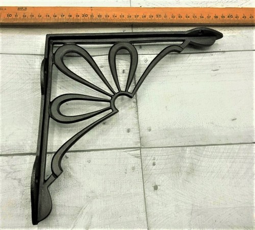 Shelf brackets pair cast - brackets/, of