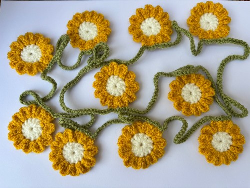 Dandelion yellow daisy with - ,