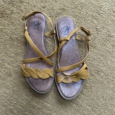 Mantaray mustard leather flat