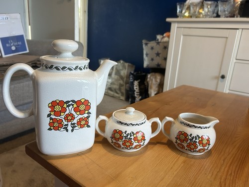 Taunton vale tea pot - taunton, milk