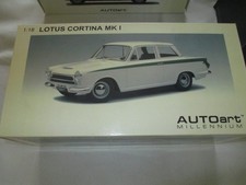 AUTOART 1:18 MILLENNIUM   FORD