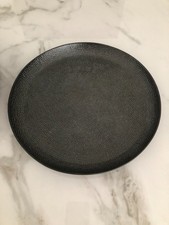 A SET OF 10 DINNER PLATES 