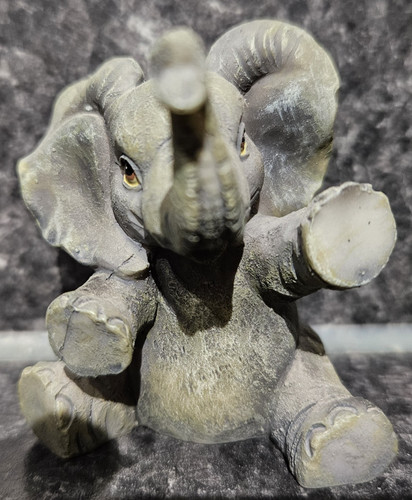 Sitting elephant figurine - sitting,