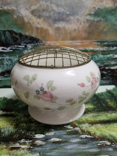 Vtg wedgwood rosehip posy vase - wedgwood,