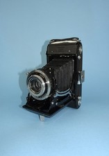 Pre-war Zeiss Ikon Nettar 515/2 folding camera with Novar f/4.5 105mm lens.