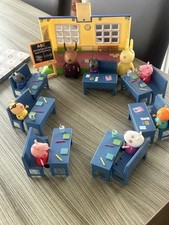 Peppa Pig School and  Classroom Set  and 9 figures  Desks And Chairs
