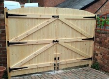 WOODEN DRIVEWAY GATES! 5FT 6" HIGH X 10FT WIDE (5FT EACH GATE)
