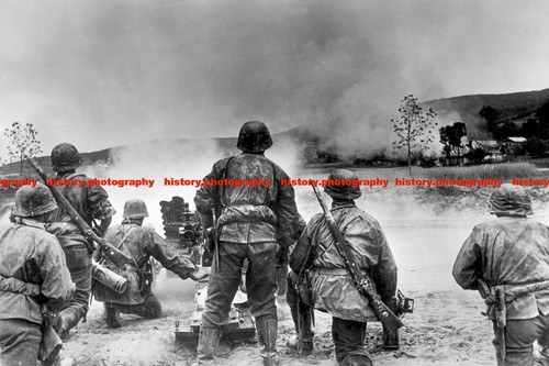 F017044 soldiers with guns - with,
