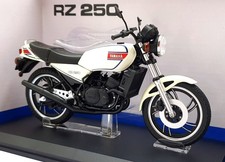 Aoshima 1/12 Scale 110416-3700 - Yamaha RZ 250 Motorcycle - Met. White