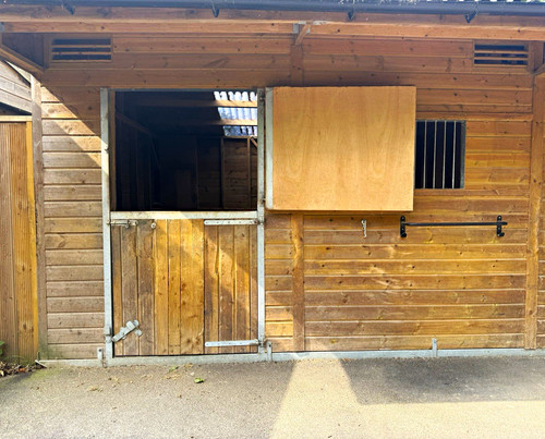 Wooden mobile single stable
