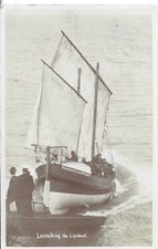 VINTAGE RP CARD OF  LAUNCHING THE MARGATE  LIFEBOAT - SAILS UP
