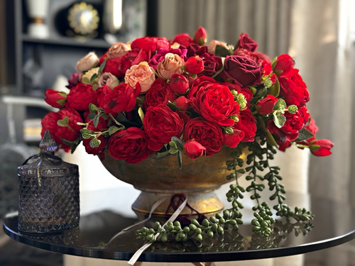 Red artificial flowers table - red,