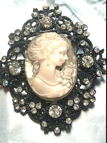 Cameo brooch with - with, ab