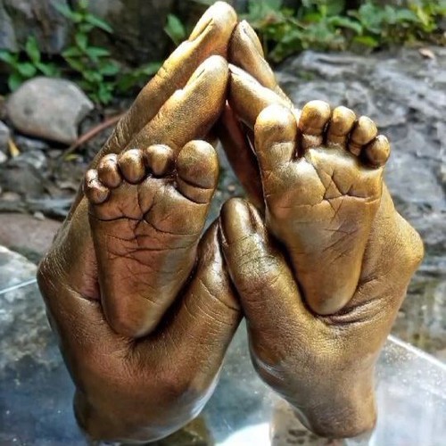 Family holding hand casting - 3d,