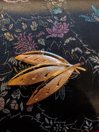Vintage sphinx gold tone leaf - gold,