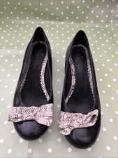 Gluv Your Feet Black Low Heel Shoes Size 5