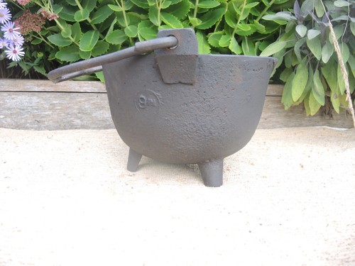 Antique cast iron cauldron - antique, 9"