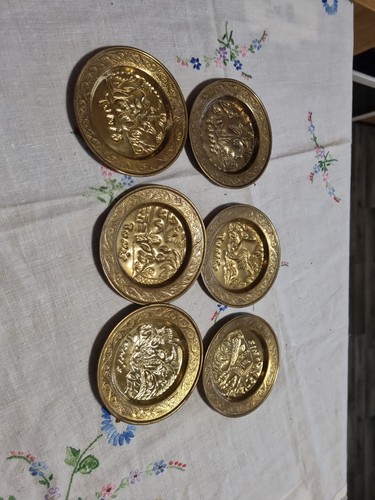 Small brass trays dishes - x,
