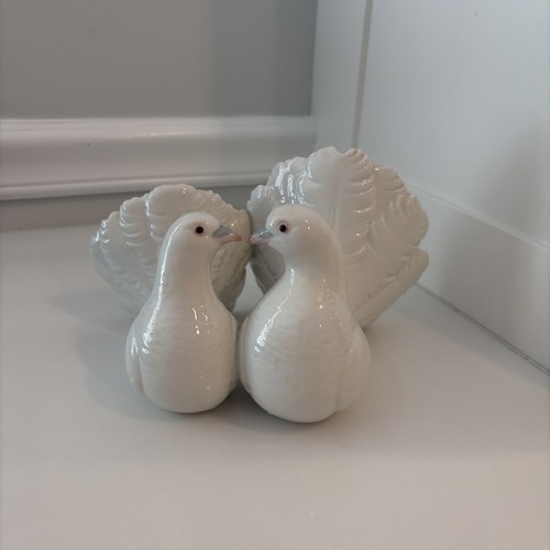 Lladro kissing love birds - kissing,
