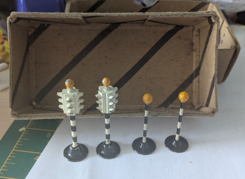 Vintage dinky traffic lights - dinky:traffic,