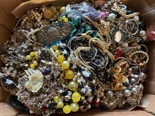 HUGE BROKEN VINTAGE/MODERN COSTUME JEWELLERY JOB LOT spare/repair/harvest 9.8kg!