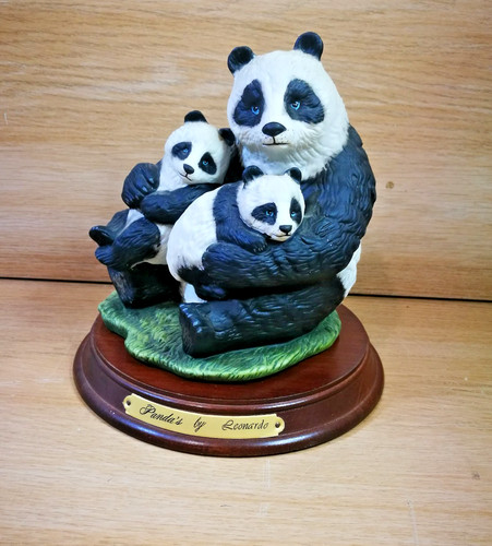 Giant panda family - family, cubs