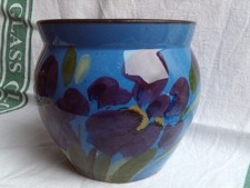 NA574 GOOD 1920-30S LEMON & CRUTE TORQUAY DEVONWARE PLANTER VASE IRIS PATTERN