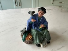 ROYAL DOULTON Figurine -