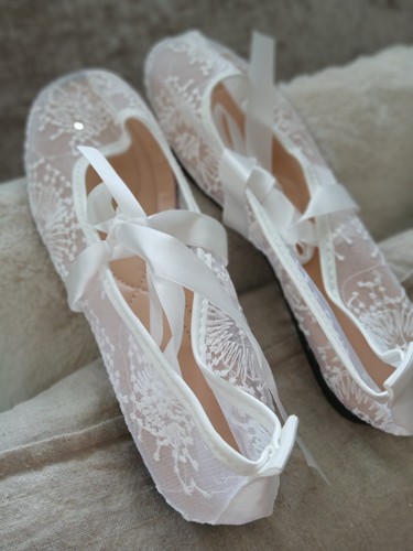 Extremely pretty white lacey - pretty,