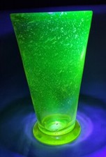 ANTIQUE VICTORIAN JOHN WALSH POMPEIAN VASELINE URANIUM YELLOW BUBBLE GLASS VASE