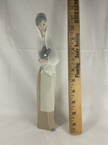 Nao lladro lady holding - lady,