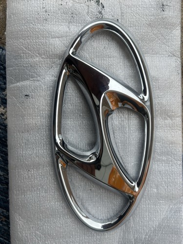 Hyundai front grille badge - grille,