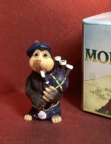 Molenniums bagpipe player - player,