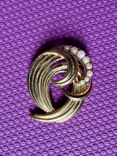 Vintage trifari gold tone - vintage,