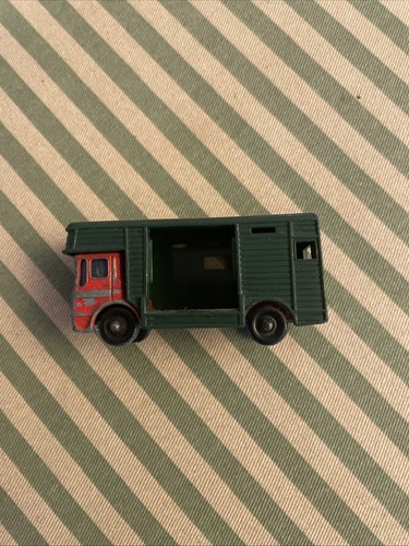 Vintage 60 matchbox - v,