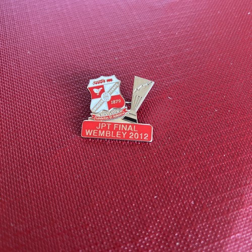 Swindon town pin - fc, badge