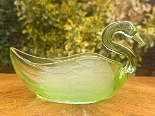 Green frosted glass swan candy - green,