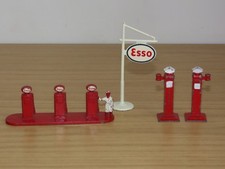 BX295: Lesney Petrol pumps