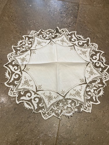 Beautiful vintage cream table - beautiful,