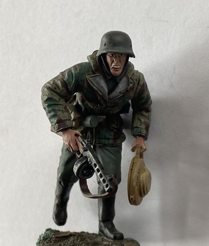 Britains ww2 german soldier - w,