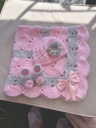 Hand crochet baby shawl - 31, x