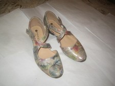 Ladies shoes ‘ PAVERS ‘ – multicoloured – size 5 - good condition
