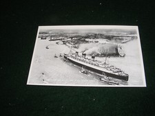 VINTAGE POSTCARD SHIPPING SOUTHAMPTON DOCKS RMS QUEEN MARY TUG BOATS