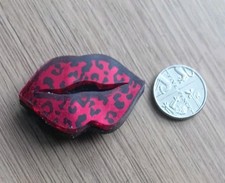 LOVELY VINTAGE PLASTIC LIPS BROOCH 