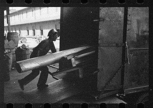 Photo dockworker loading - photo:dockworker,