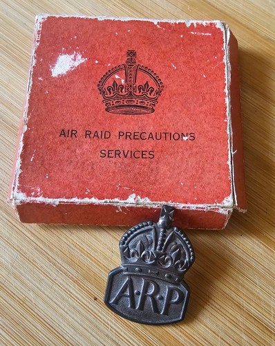 Ww2 arp badge orginal box - ww2,