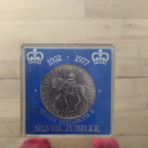 1977 silver jubilee crown - silver,