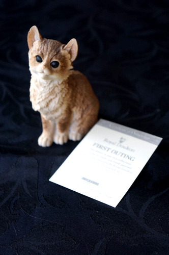 Kitten sitting cat figurine - sitting,